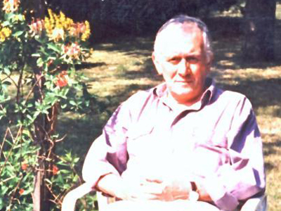 Johannes Conrad, Satiriker, im Gartenstuhl sitzend